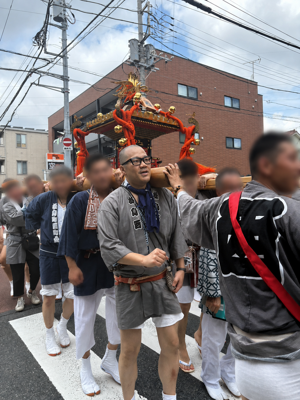 新小岩の神輿を担ぐ伴野修一。本人以外の人物の顔はプライバシー保護のためぼかしています