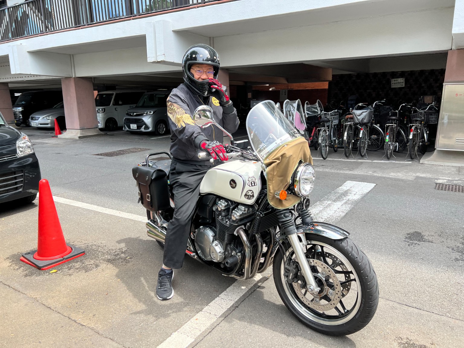 愛車CB1100に乗る伴野修一